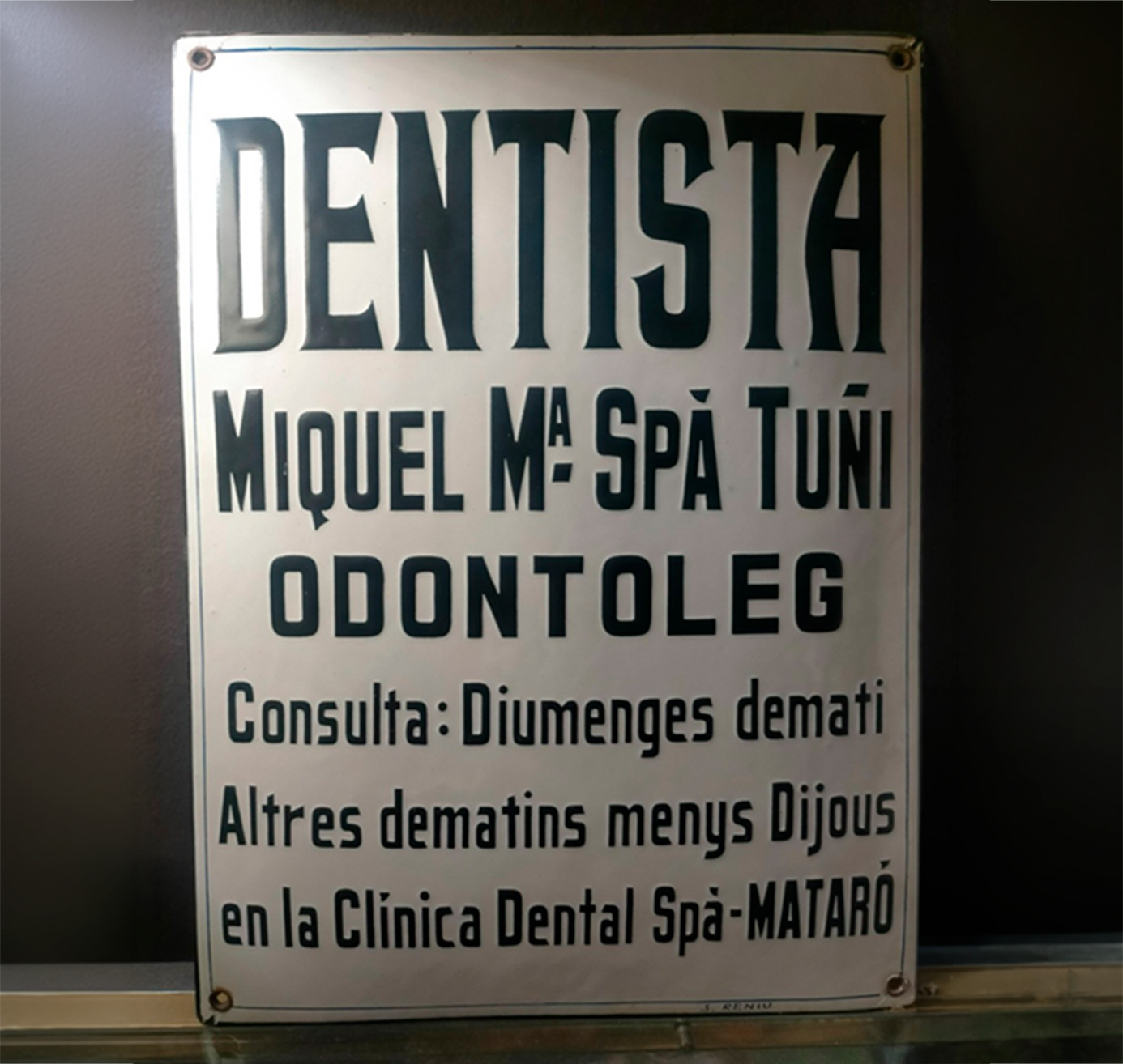 Cartell antic 'Dentista Miquel Mª Spà Tuñí — Odontòleg' de la primera consulta de la Clínica Dental Spà a Mataró