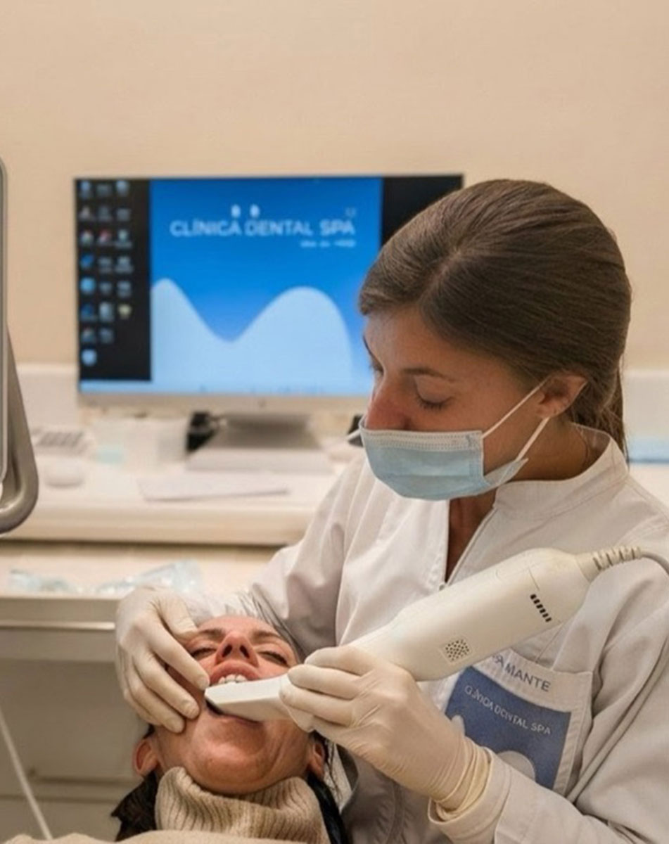 Odontologia digital a la Clínica Dental Spà: escàner intraoral iTero durant una visita