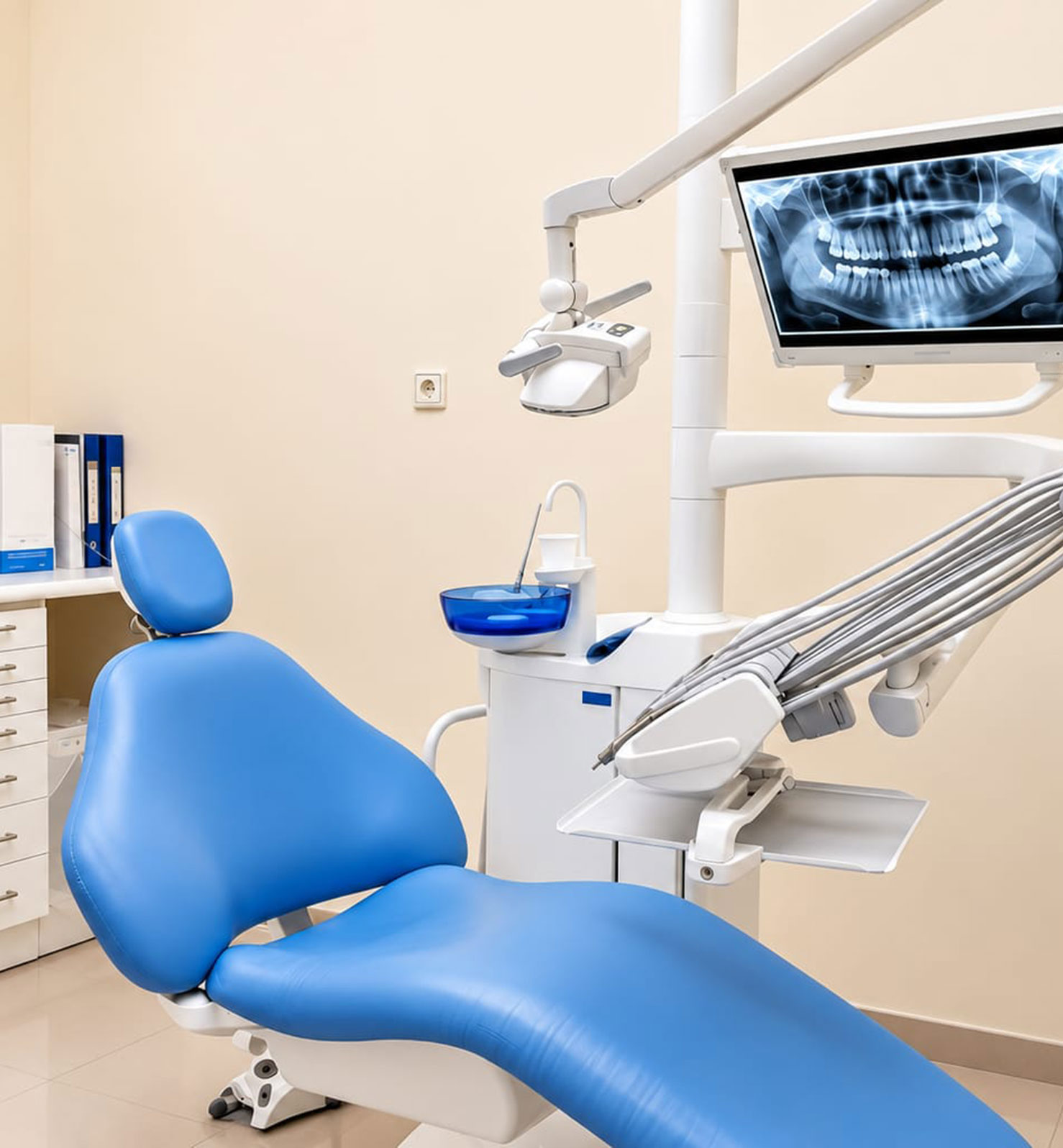 Box de tractament amb cadira dental i una radiografia panoràmica a la pantalla
