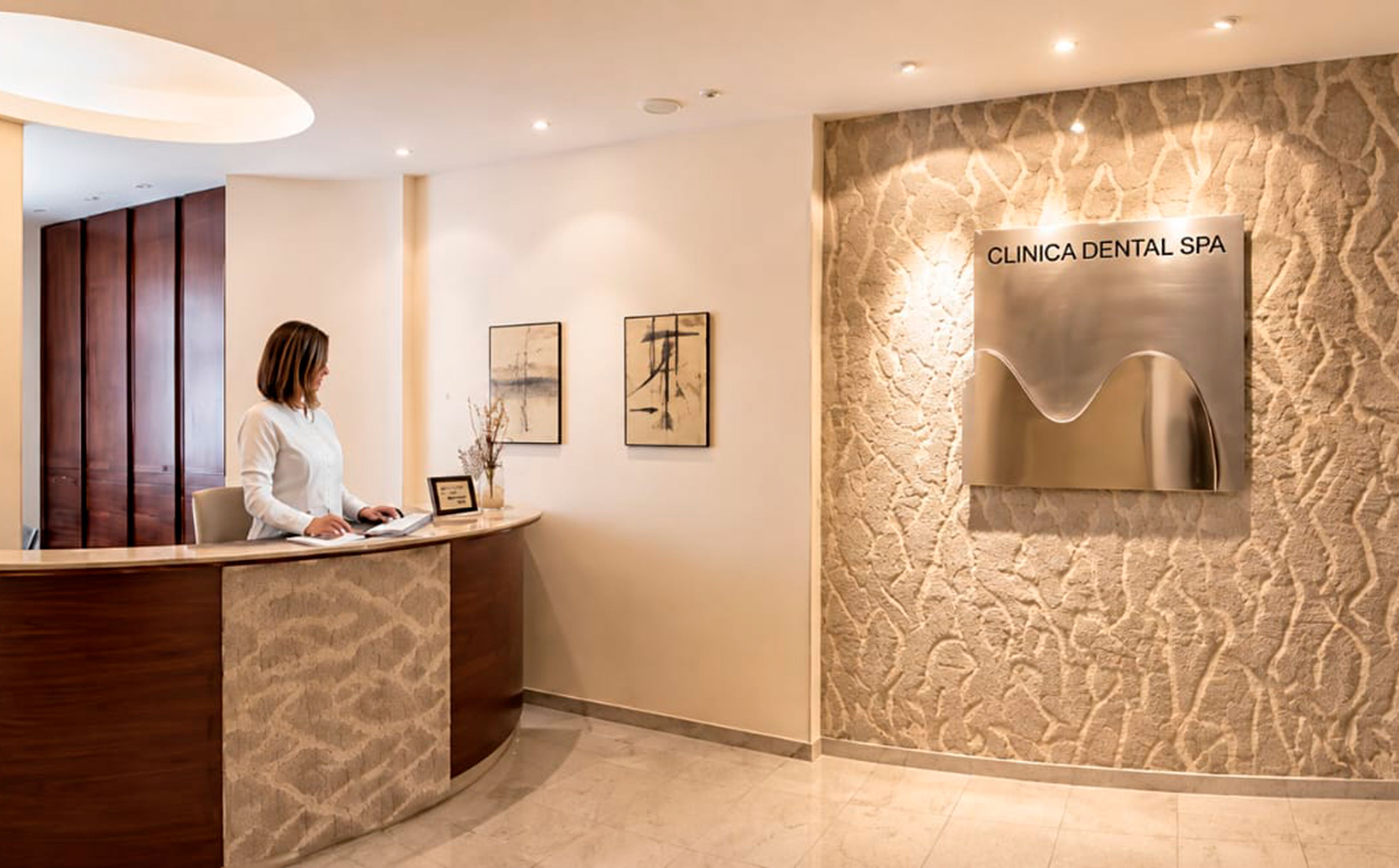 Recepció de la clínica amb el mostrador d'atenció al pacient