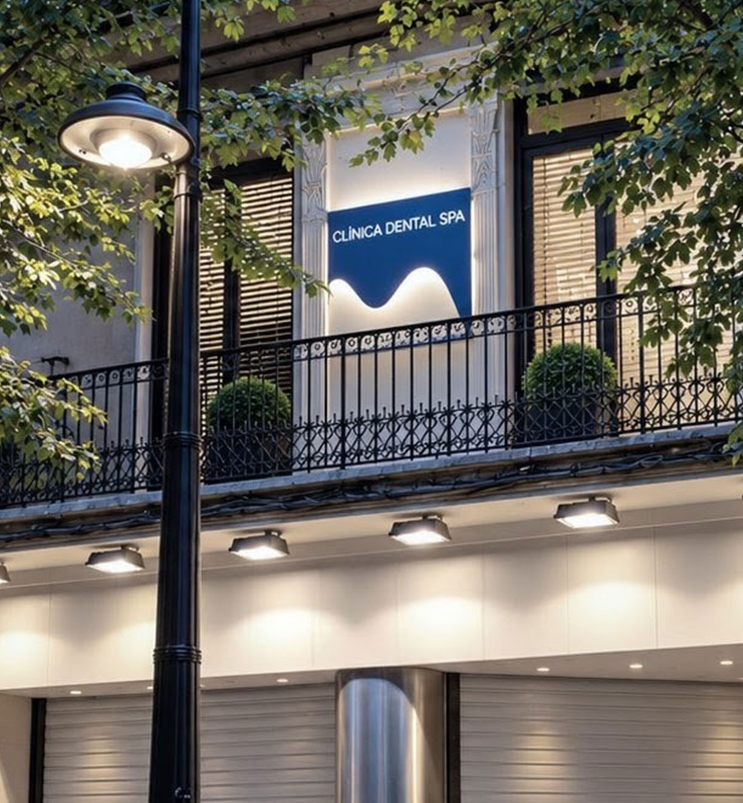 Façana de la Clínica Dental Spà a La Riera de Mataró, il·luminada al vespre