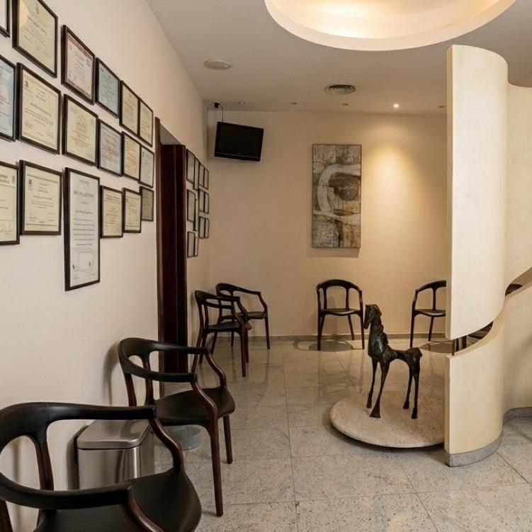 Sala d'espera amb els diplomes i les titulacions de l'equip mèdic