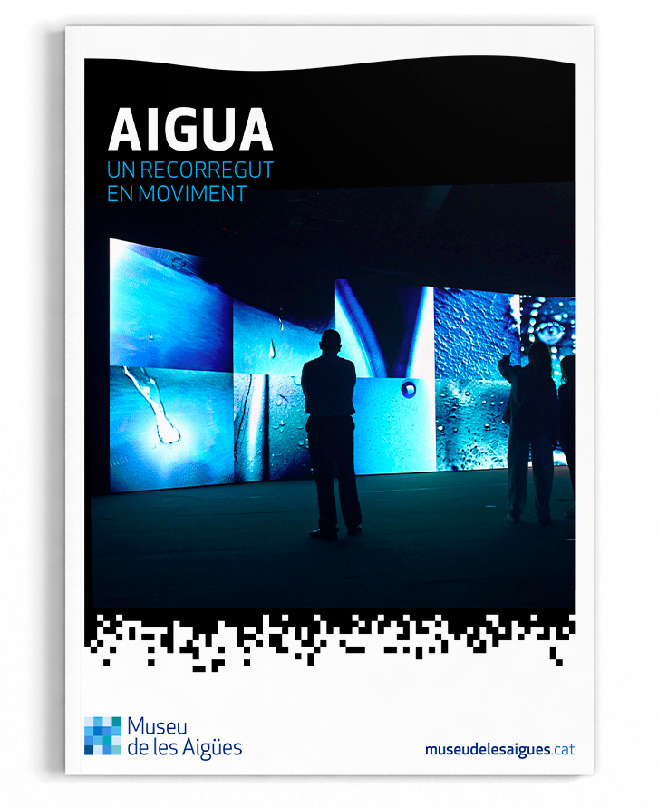 Cover of 'L'Aigua, un recorregut en moviment': visitors inside the museum's immersive water-projection room.