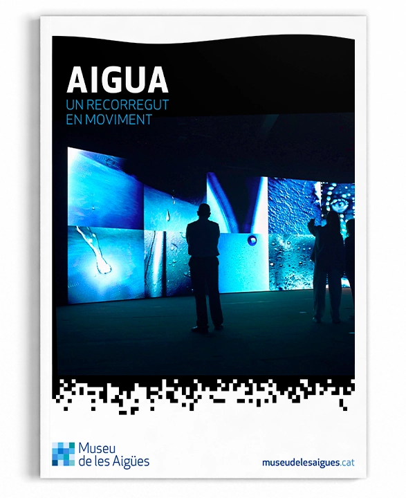 Cover of 'L'Aigua, un recorregut en moviment': visitors inside the museum's immersive water-projection room.