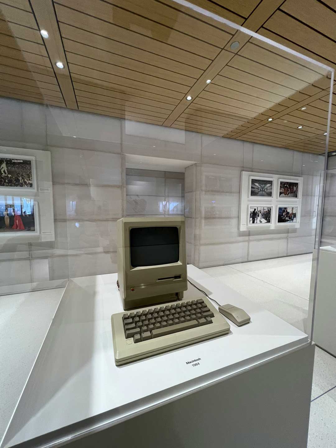 Macintosh de 1984 exposat dins d'una vitrina de vidre