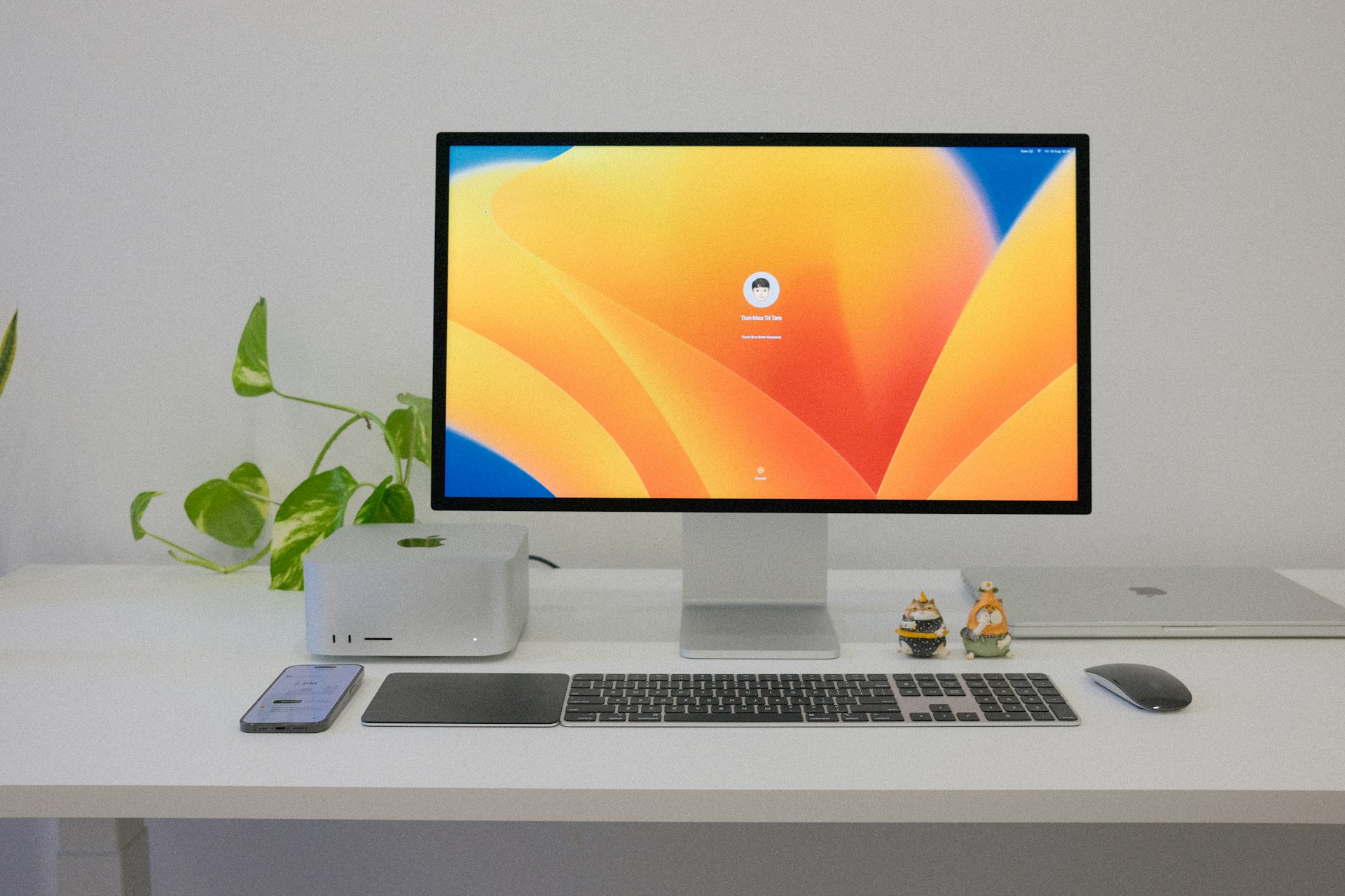 iMac configurat en un escriptori net, amb accessoris Apple