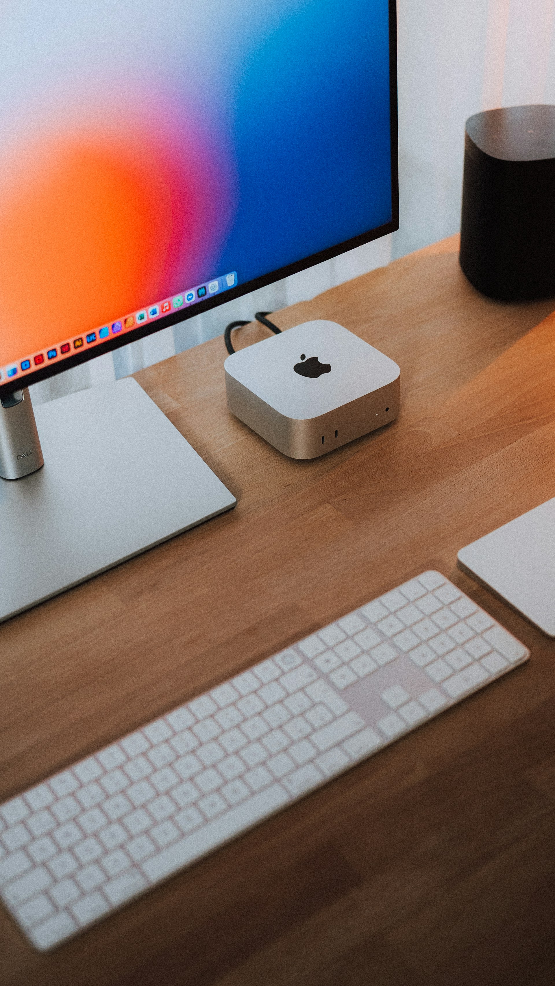 Mac mini connectat en un escriptori de fusta